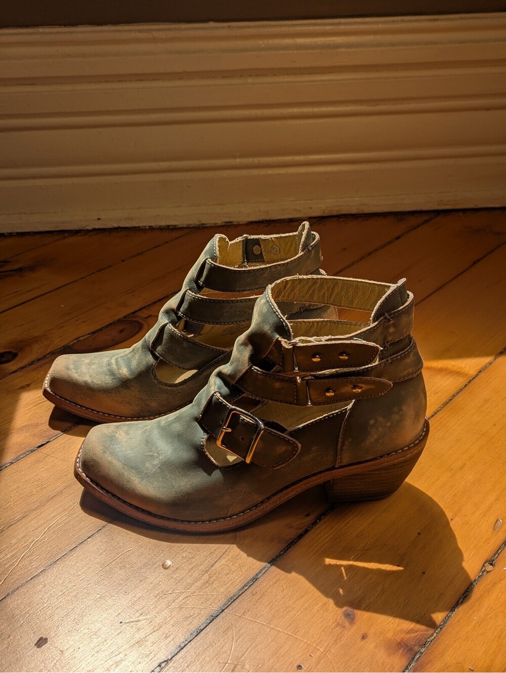 ANTHROPOLOGIE LALIGE DISTRESSED GRAY LEATHER BUCKLE CUTOUT ANKLE BOOTS | SZ 8